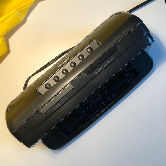 Lenoxx Sound Dual Alarm Clock Radio - Picture 6 of 8